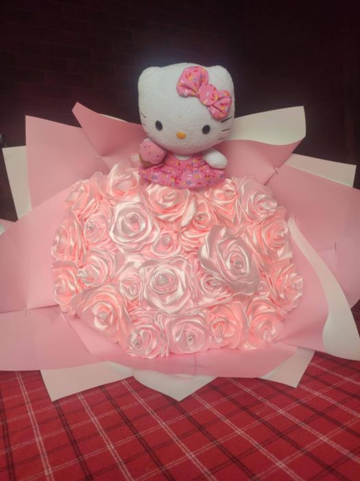Buchete de trandafiri din satin handmade – Cadoul care rămâne