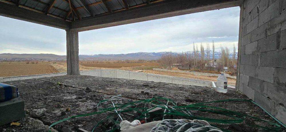 Bo'stonliq tumanida 10 sotix uy joy sotilad.