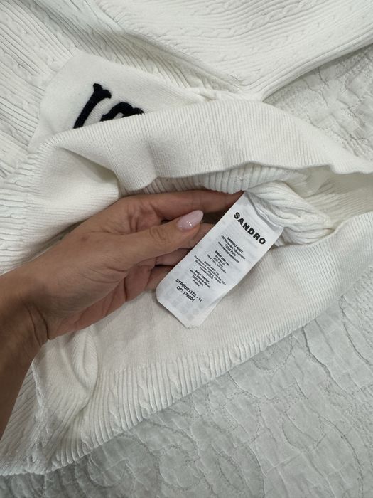 Пуловер Sandro в бяло