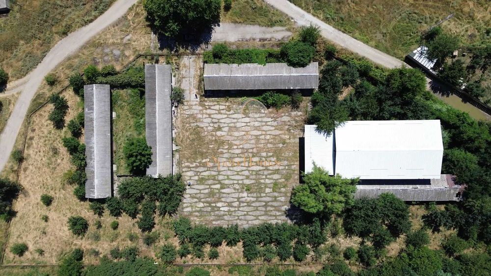 Бунгала, метална конструкция и 6дка УПИ в Златовръх