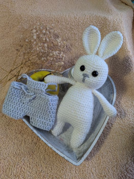 Iepuras crosetat manual 20 cm cu salopeta detasabila