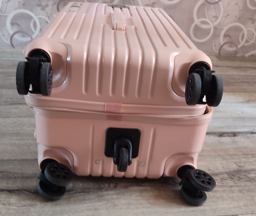 Чемодан дорожный