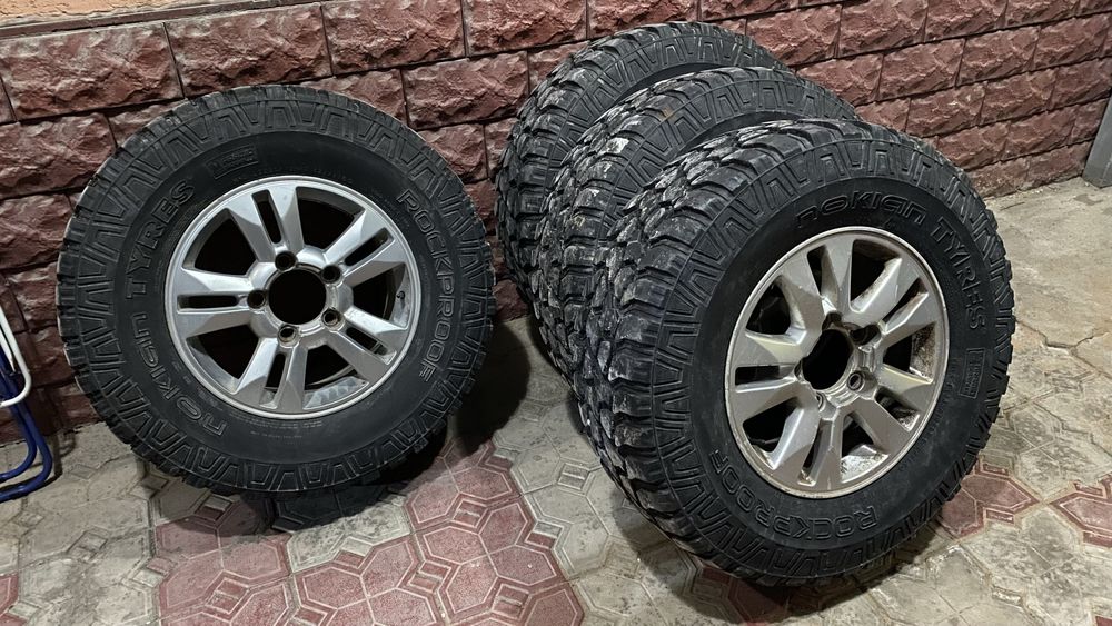 Внедорожные шины с дисками от TLC200