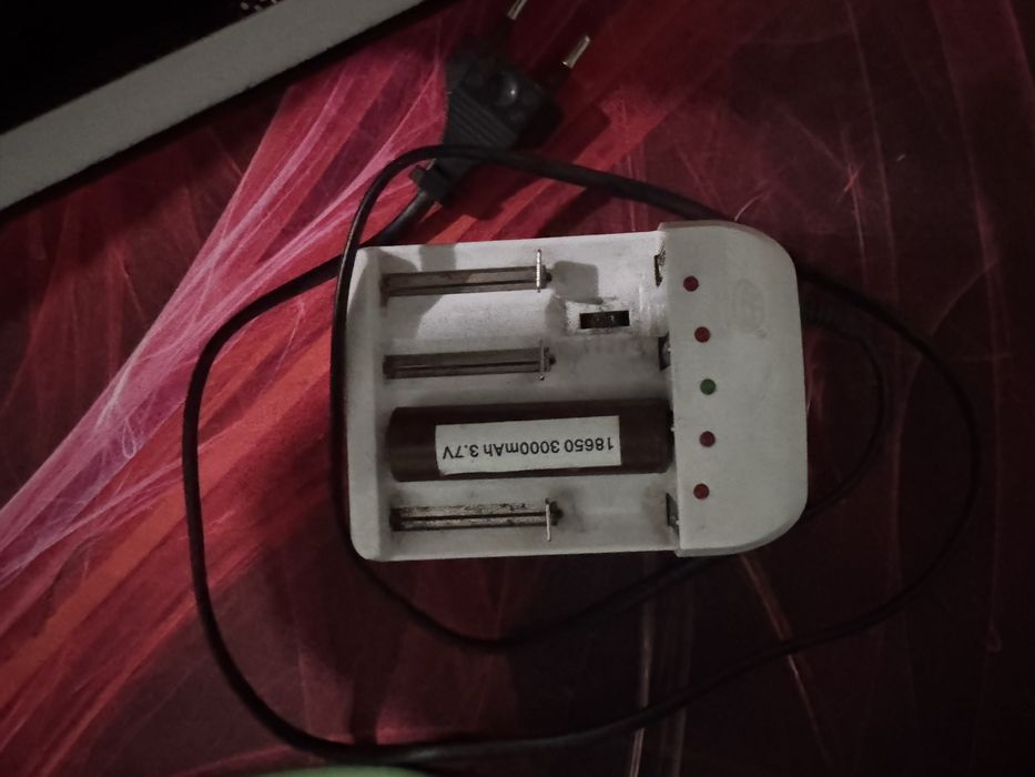 Зарядка для батареек и батарейка 18650