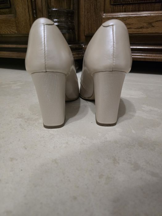 Pantofi cu toc nr 38