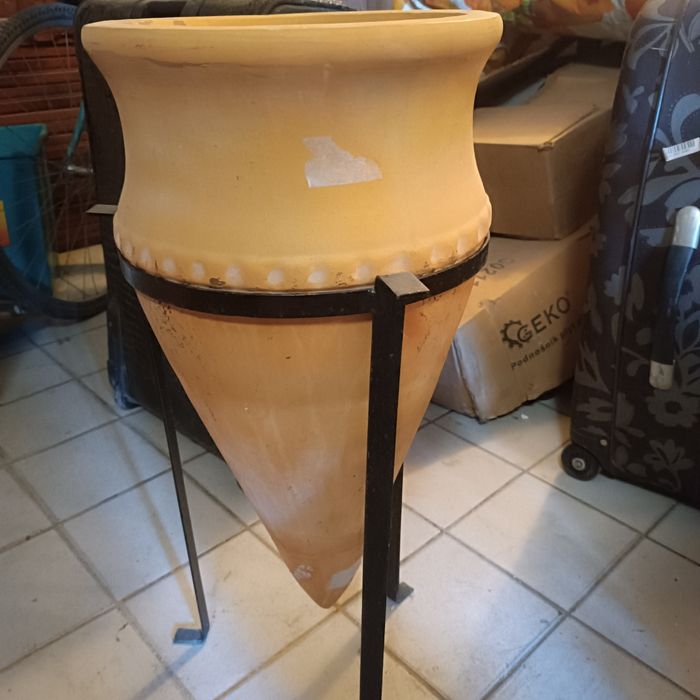 Кашпи за цветя в градината