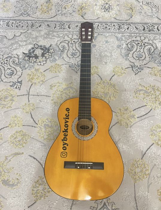 Classic gitara sotiladi