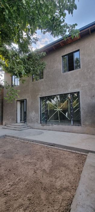 Uy Qibrayda, yonida masjid