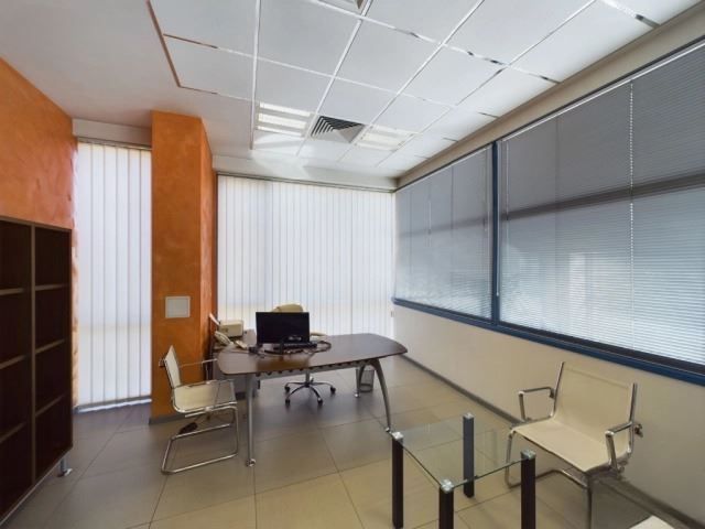 324 кв.м офис/шоурум на Цар Борис III – 3 паркоместа, високи тавани,