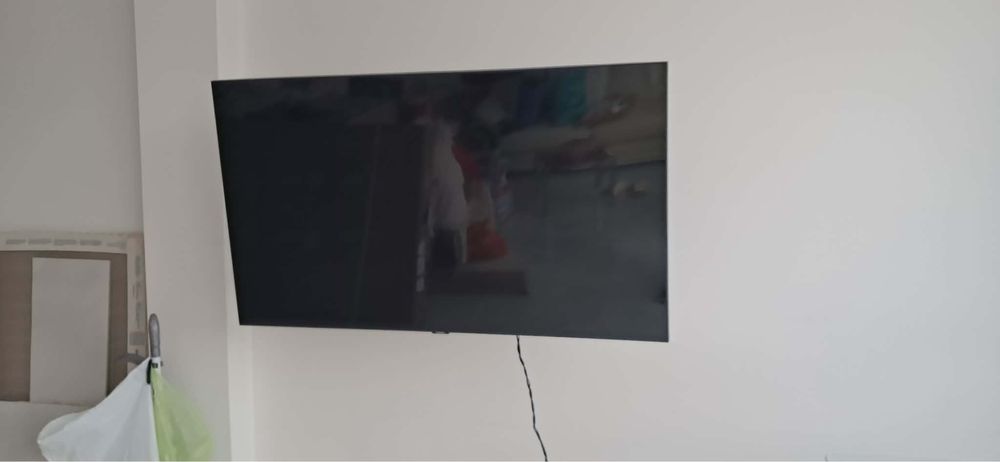 Samsung 50” 4K Smart TV + стойка за стена