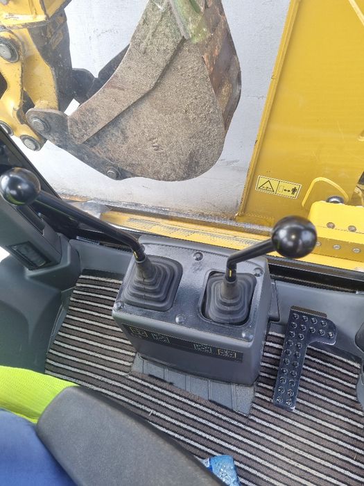 De vinzare sau inchiriat Buldoexcavator