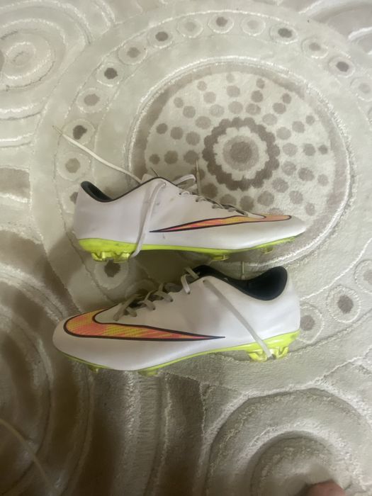 Ghete de fotbal mercurial