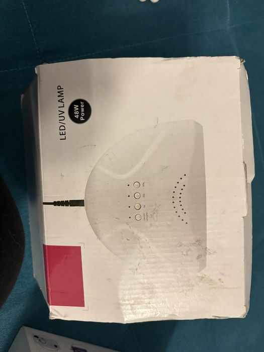 Vand freza de unghii si lampa folosite