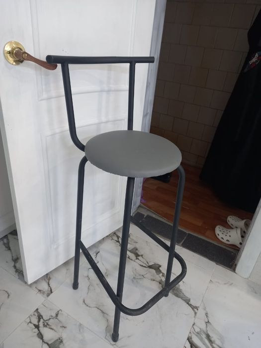 Барный стул для бровиста или визажиста