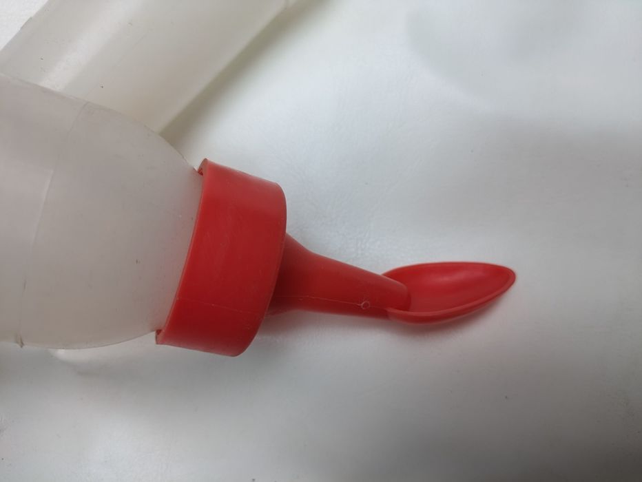 Бутылочка с ложкой для кормления малышей