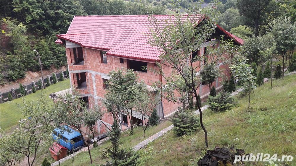 Vand pensiune-motel P + 3 ,1200 mp.Baia Mare cartier Firiza 249000 E.Tel 0745108958