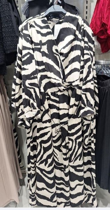 Платье с модным принтом 50 размера с ремнем