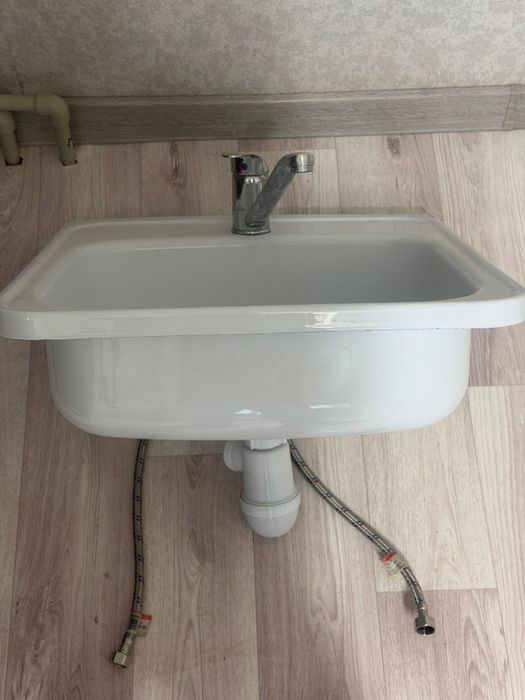 Раковина новая со сместителем