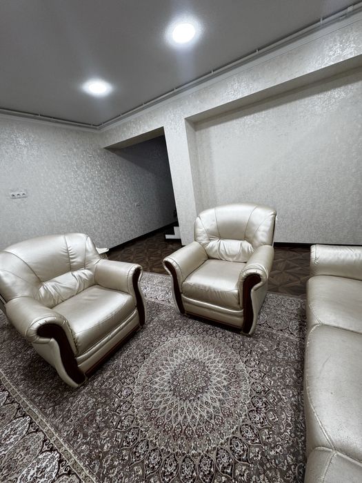 Продается диван по хорошей цене почти как новый