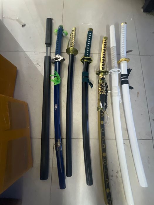 Игрушечные сувенирные катаны