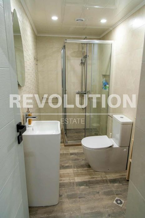 Дава се под наем Четиристаен апартамент в Варна, Център - 112 кв.м за 1495.83 € - Снимка #6