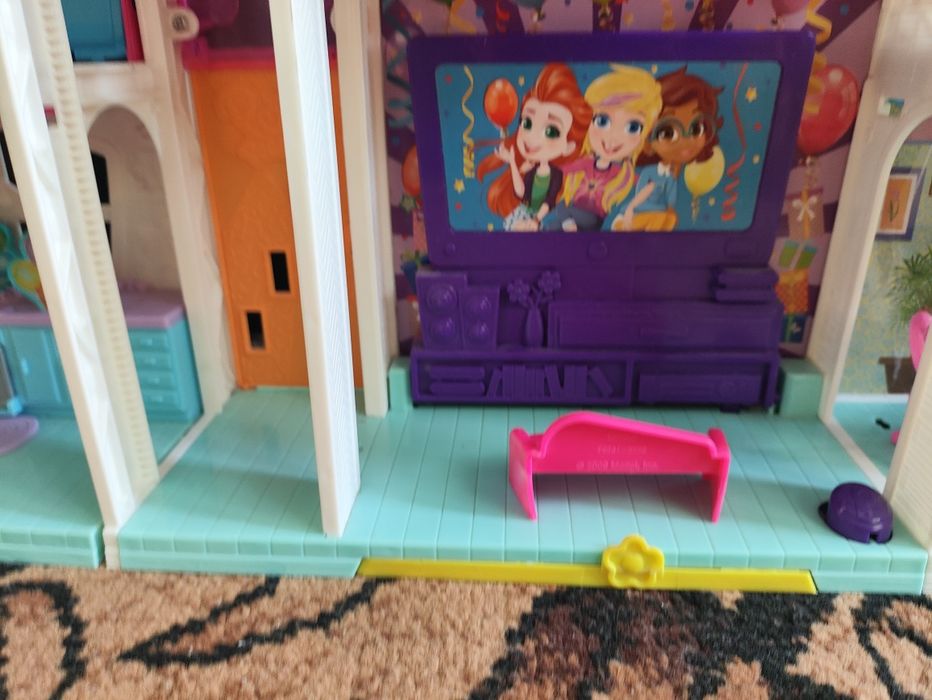 Къща за кукли с пет кукли