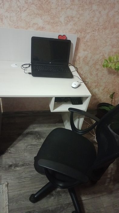 Белый компьютерный стол с полками