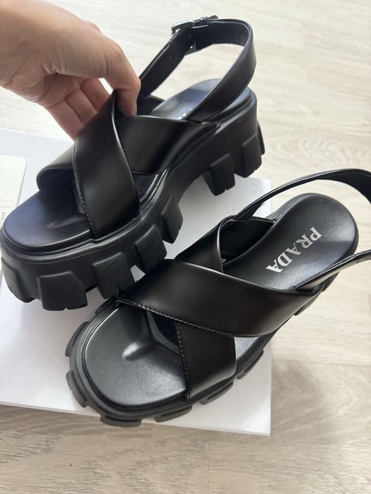 Продам босоножки новые