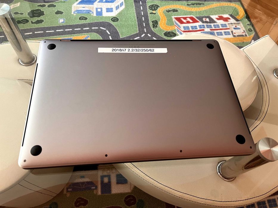 MacBook Pro 2018 15.4 inch 32 GB DDR 4, 2.2GHz i7 6 Core, 256GB SSD