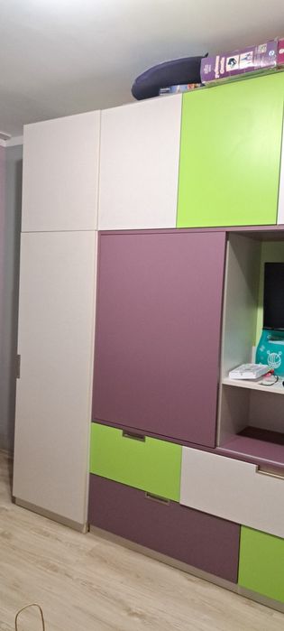 Секция за детска стая с плъзгаща врата закриваща ТВ отделението.