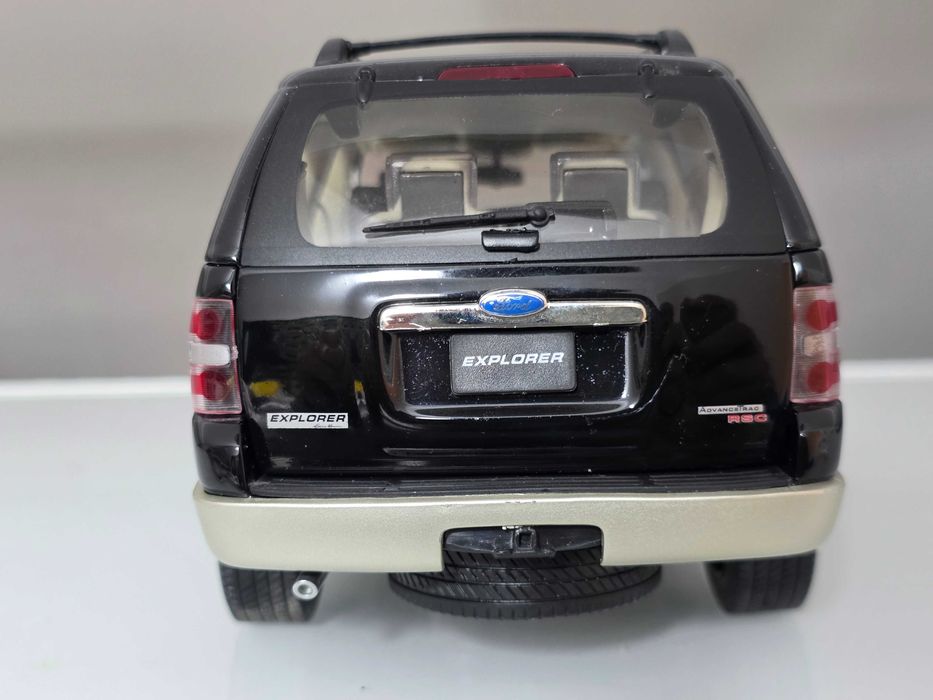 Macheta Auto 1/18 Welly Ford Explorer 2006