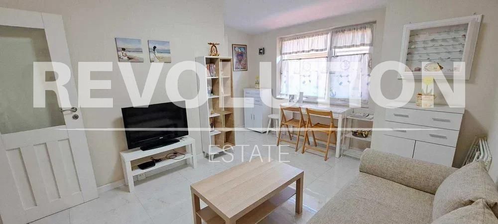 Дава се под наем Тристаен апартамент в Варна, Център - 100 кв.м за 847.62 € - Снимка #2