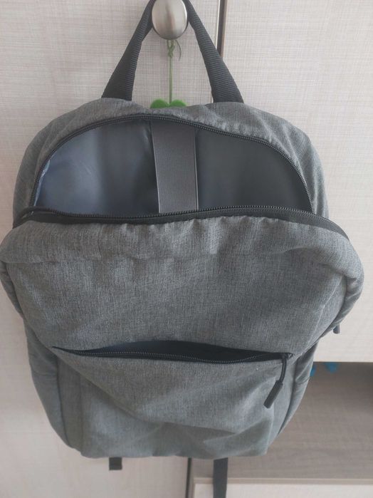 Rucsac gri pentru laptop, minimalist – mic defect la fermoar