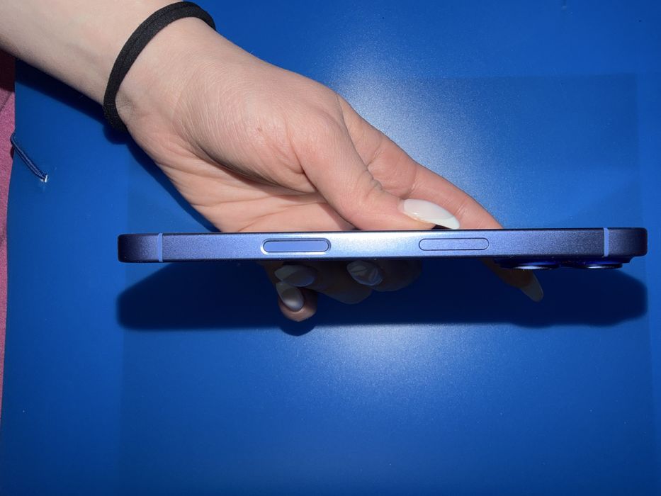 iPhone 16 ultramarine