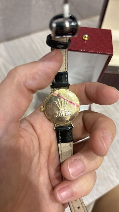 Часы золотые 585 проба с бриллиантами