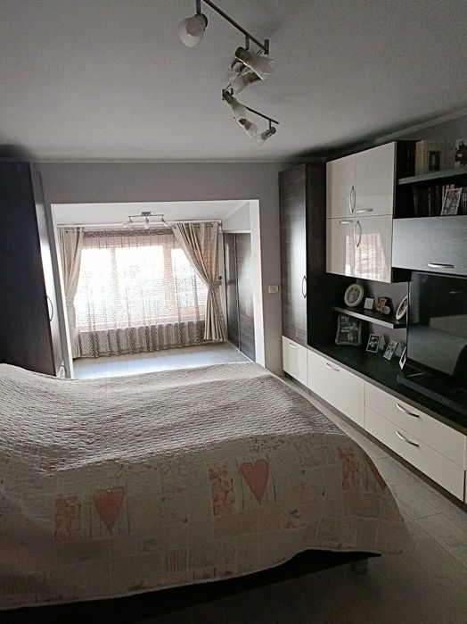 Vând apartament parter cu extindere.