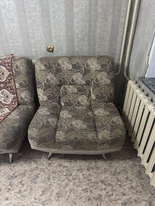 Продам диван состояние средный