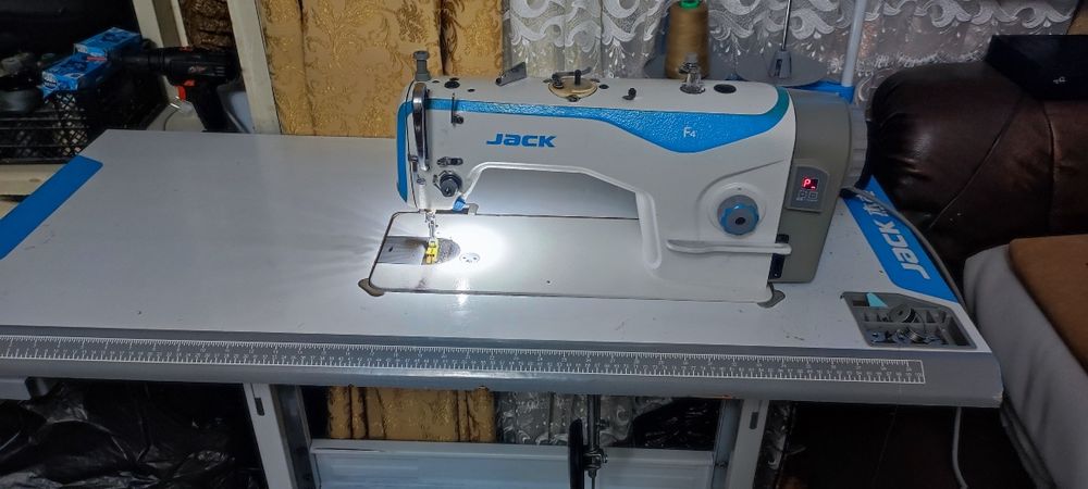 Швейная машина jack f 4