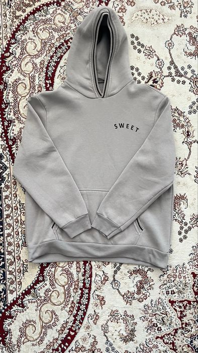 Серое худи.