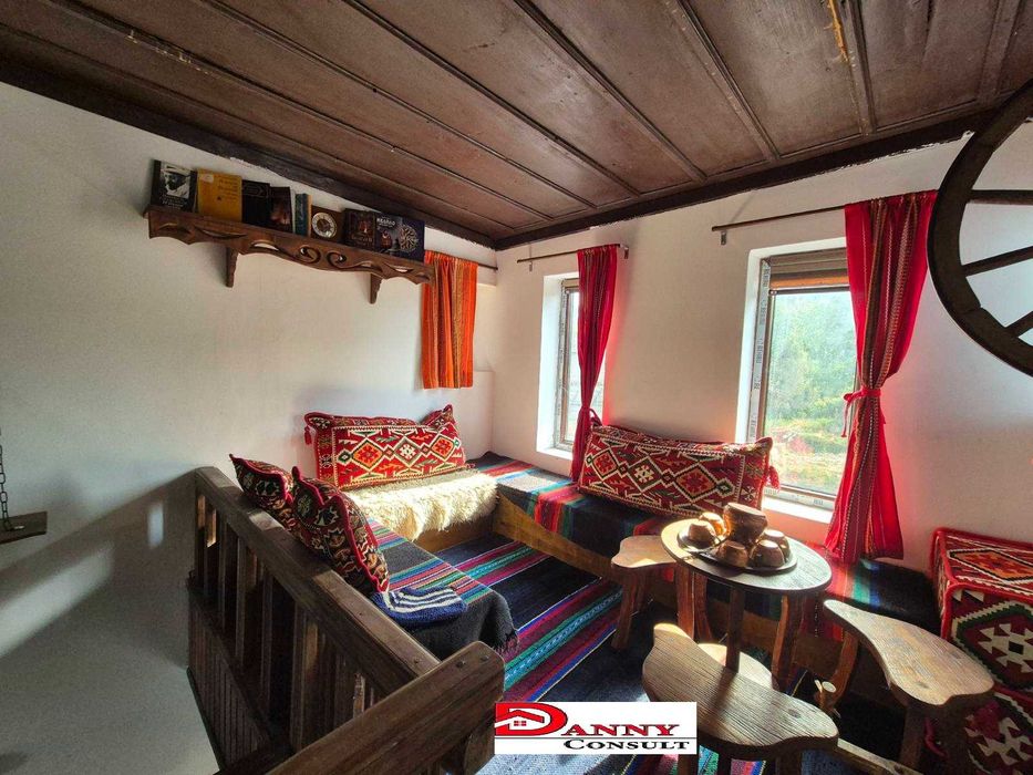 Двуетажна къща с двор и соларна система в с. Кесарево