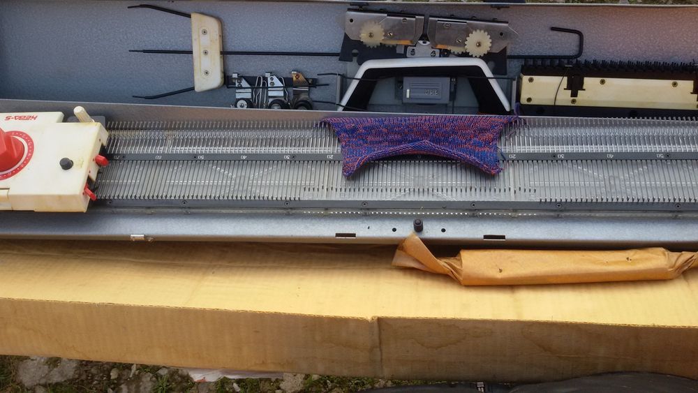 Продаю машинки вязальные. Нева 5.