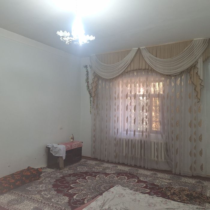 Шавот йулни 4.5кмида 1200 м/кв уйсатилади