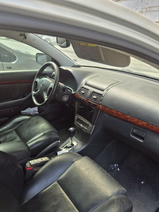 Продавам Тойота Авенсис