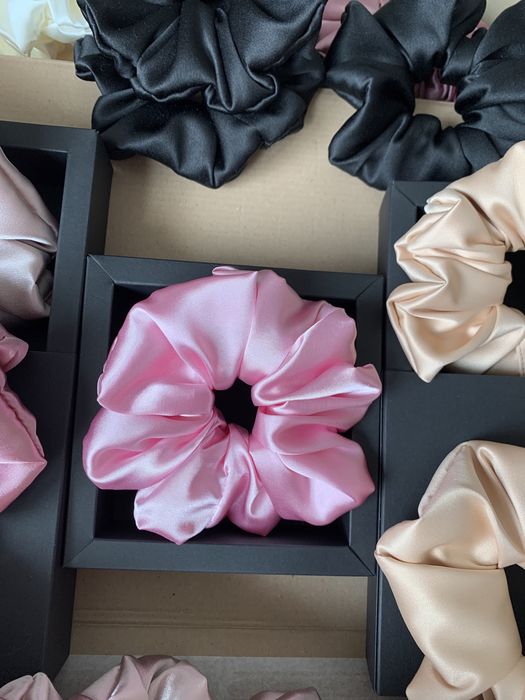 Скрънчи в различни цветове от сатен