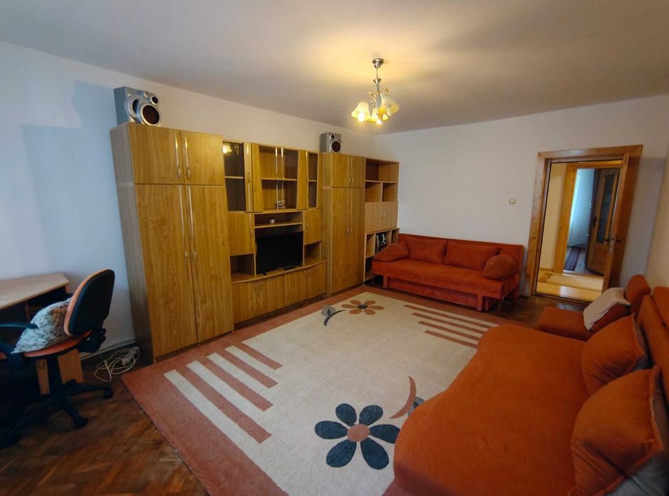 Apartament cu 3 camere de închiriat