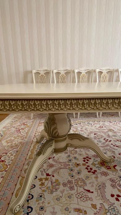 Продается гостиный стол из массива дерева