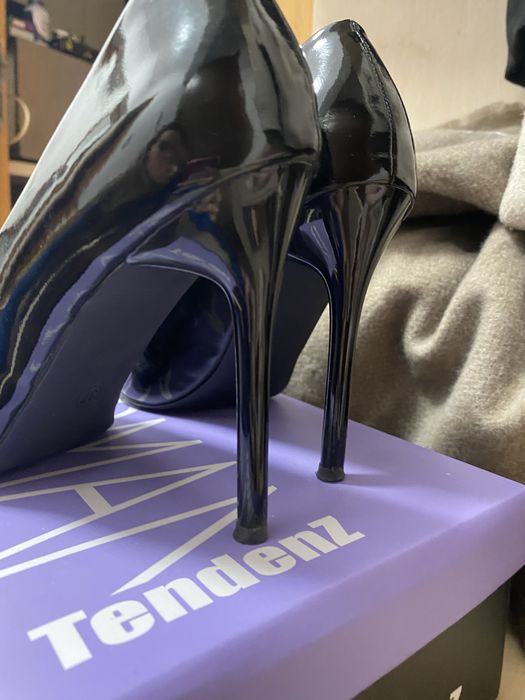 Продавам черни токчета