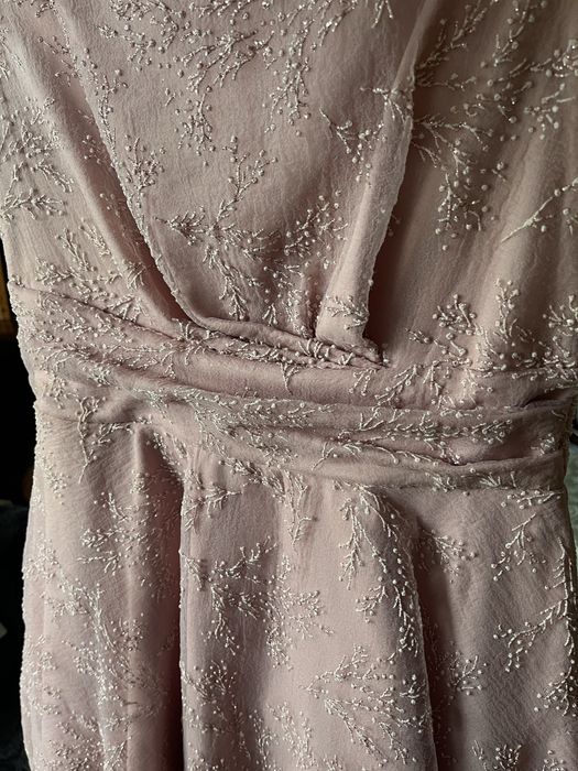 Рокля със красив блясък. Носена един път на живо е още по-красива.