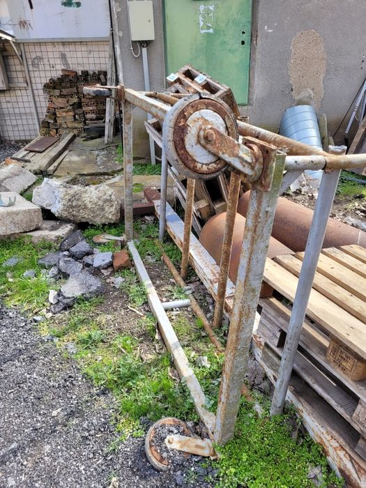 Продавам 4 основи на метално скеле Количка