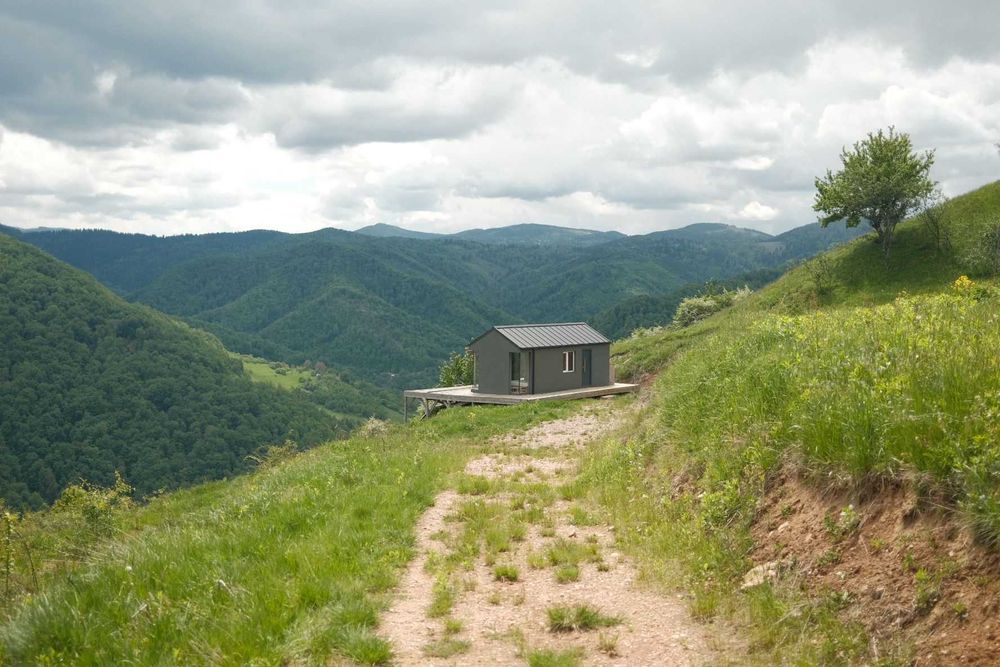 Cabana si teren de vânzare